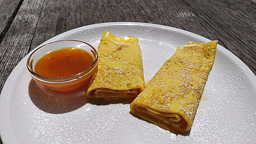 Omlet z dżemem morelowym