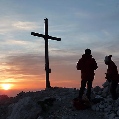 Wschód słońca na Peitlerkofel: niebo płonie