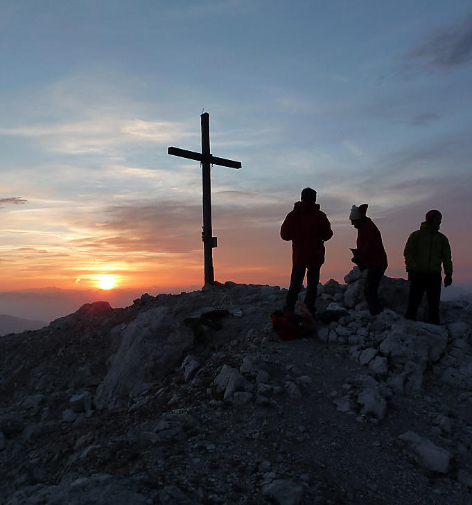 Wschód słońca na Peitlerkofel: niebo płonie