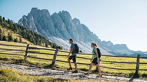 Szczyty masywu Geisler w dolinie Villnöss - Południowy Tyrol Szczyty masywu Geisler: spektakl przyrody w Dolomitach