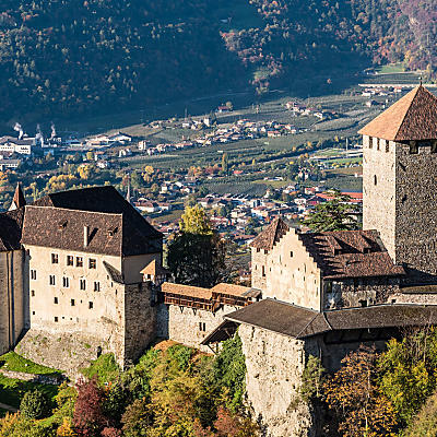Zamek Tirol: stare mury z historią
