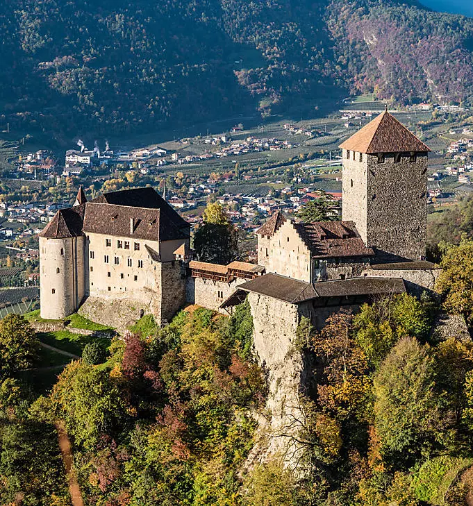 Zamek Tirol: stare mury z historią