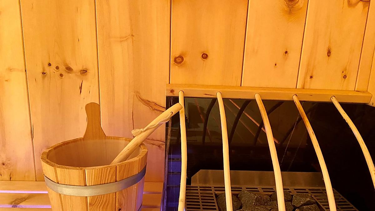 Sauna finska wykonana z drewna sosnowego. Nie przegap tej fantastycznej, tradycyjnej strefy wellness.