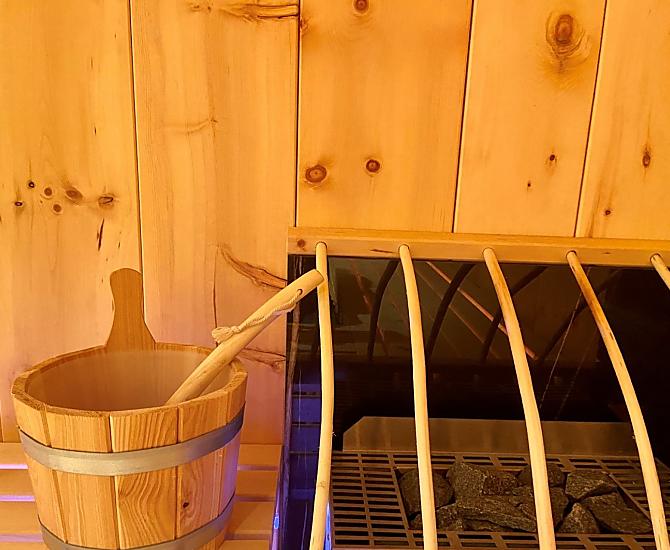 Sauna finska wykonana z drewna sosnowego. Nie przegap tej fantastycznej, tradycyjnej strefy wellness.