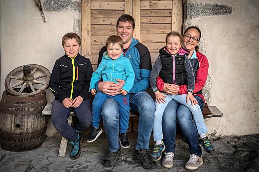 Rolnik Martin i żona rolnika Dorothea z Klemensem, Jasmin i Patrickiem