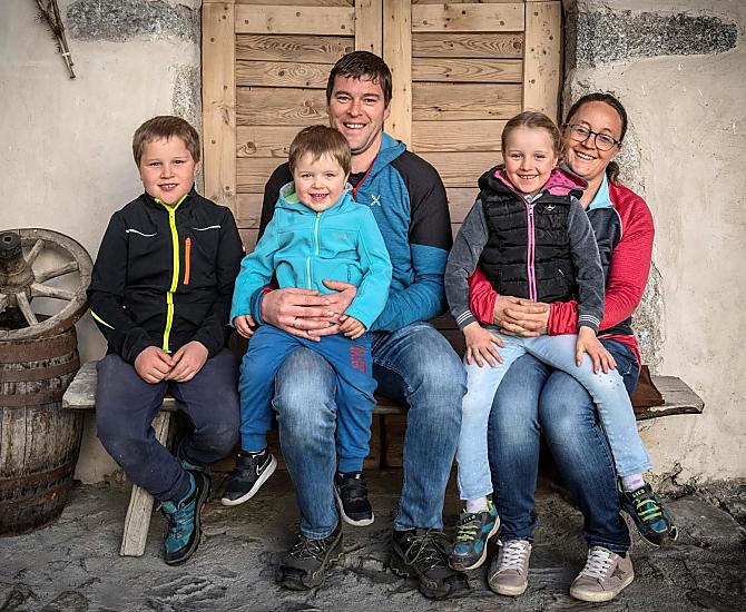 Rolnik Martin i żona rolnika Dorothea z Klemensem, Jasmin i Patrickiem
