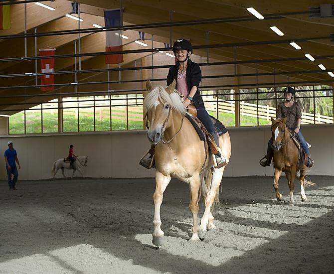 Jazda konna na krytej ujezdzalni