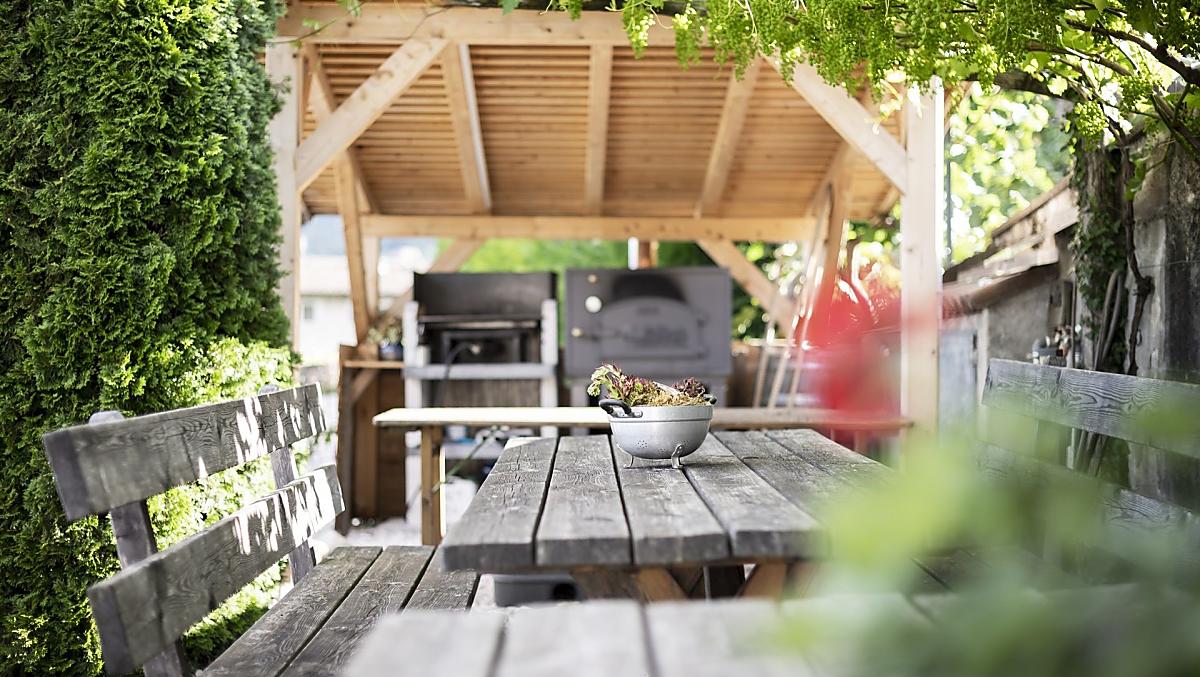 Grill, piec chlebowy i altana na wino