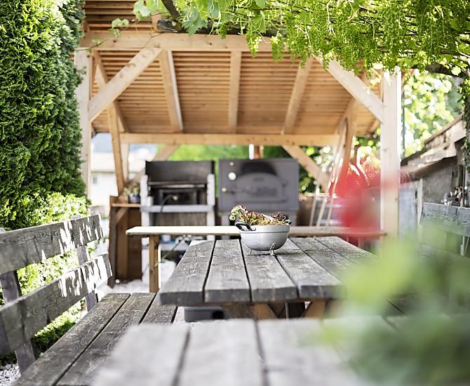 Grill, piec chlebowy i altana na wino