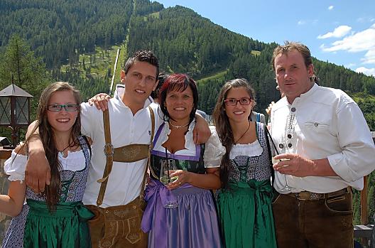 Bliźniaczki Noemi i Vicky, syn Christof, żona rolnika Annemarie i rolnik Hubert