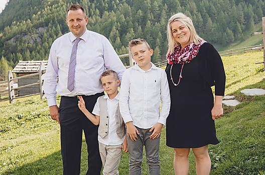 Nazywamy się Kathrin, Heinz, Gabriel i Fabian. Chcielibyśmy Państwa serdecznie powitać.