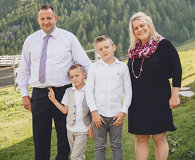 Nazywamy się Kathrin, Heinz, Gabriel i Fabian. Chcielibyśmy Państwa serdecznie powitać.