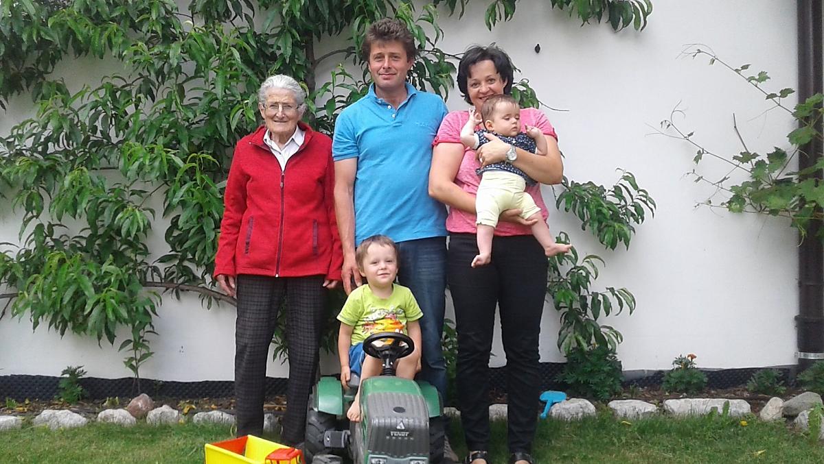 Rodzina Hoferów: Stefan i Elisabeth, Hannes, Claudia i babcia Maria