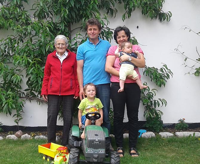 Rodzina Hoferów: Stefan i Elisabeth, Hannes, Claudia i babcia Maria