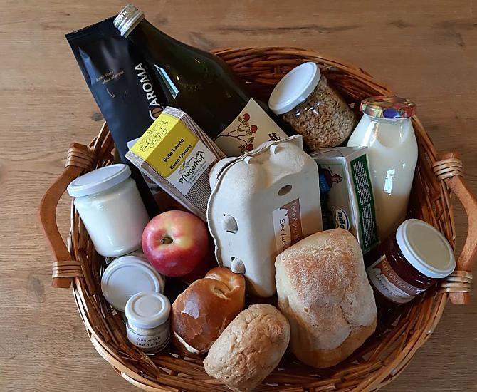 Kosz sniadaniowy z domowymi i regionalnymi produktami to dobry poczatek dnia.