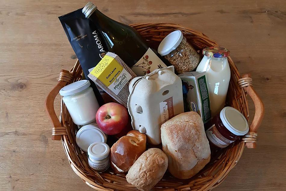 Kosz sniadaniowy z domowymi i regionalnymi produktami to dobry poczatek dnia.
