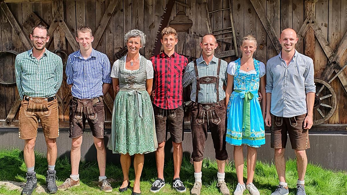 Dzieki piatce naszych doroslych dzieci, nasz dom zawsze tetni zyciem. Niektórzy z nich nadal mieszkaja na farmie i chetnie pomagaja w razie potrzeby.