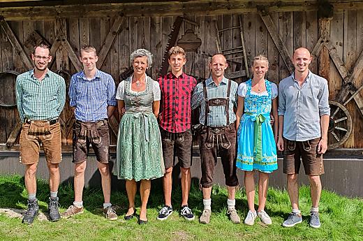 Dzieki piatce naszych doroslych dzieci, nasz dom zawsze tetni zyciem. Niektórzy z nich nadal mieszkaja na farmie i chetnie pomagaja w razie potrzeby.