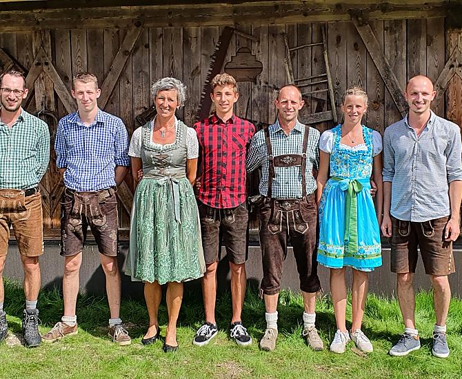 Dzieki piatce naszych doroslych dzieci, nasz dom zawsze tetni zyciem. Niektórzy z nich nadal mieszkaja na farmie i chetnie pomagaja w razie potrzeby.
