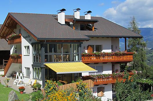 Wędrówki po pobliskich Dolomitach. Rozkoszuj się słońcem i daj się oczarować zapachowi okolicznych pól ziołowych.
