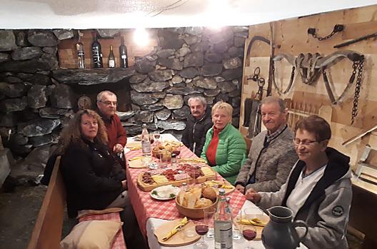 Poczestunek z goscmi w piwnicy, a nastepnie degustacja brandy.
