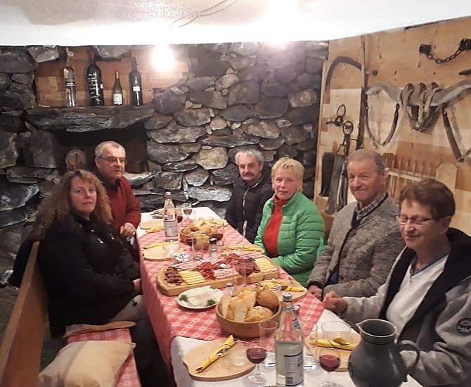 Poczestunek z goscmi w piwnicy, a nastepnie degustacja brandy.