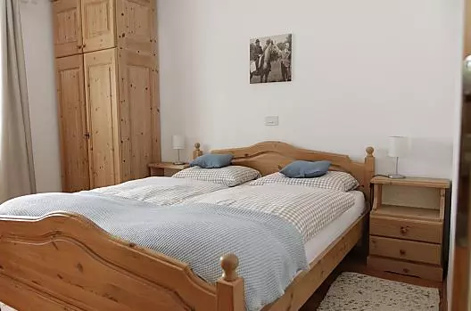 Duza sypialnia w apartamencie Weisshorn