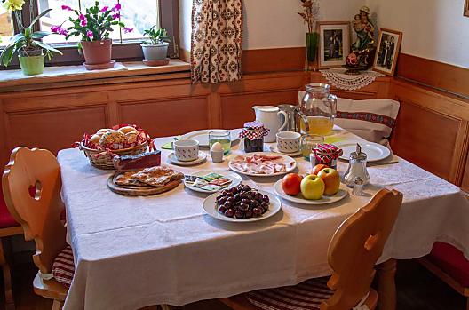 Nasz stól sniadaniowy zastawiony dla Panstwa lokalnymi i regionalnymi produktami zaprasza do korzystania.