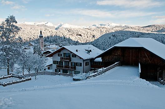 Wegmacherhof w Castelrotto i okoliczne góry o wschodzie slonca