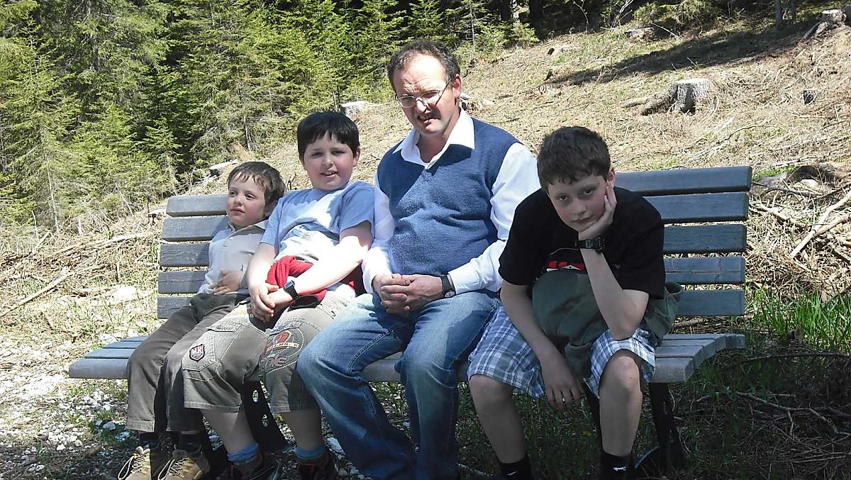 Rolnik Andreas z dziecmi Lukasem, Georgem i Simonem
