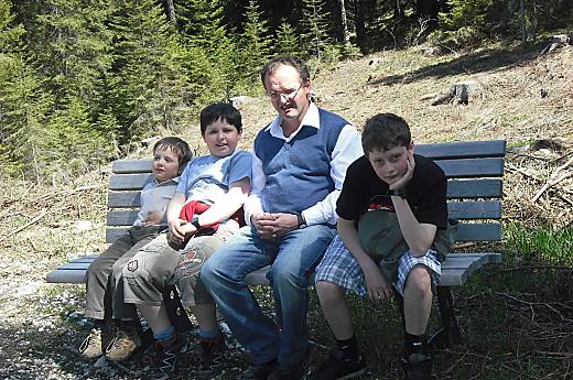 Rolnik Andreas z dziecmi Lukasem, Georgem i Simonem