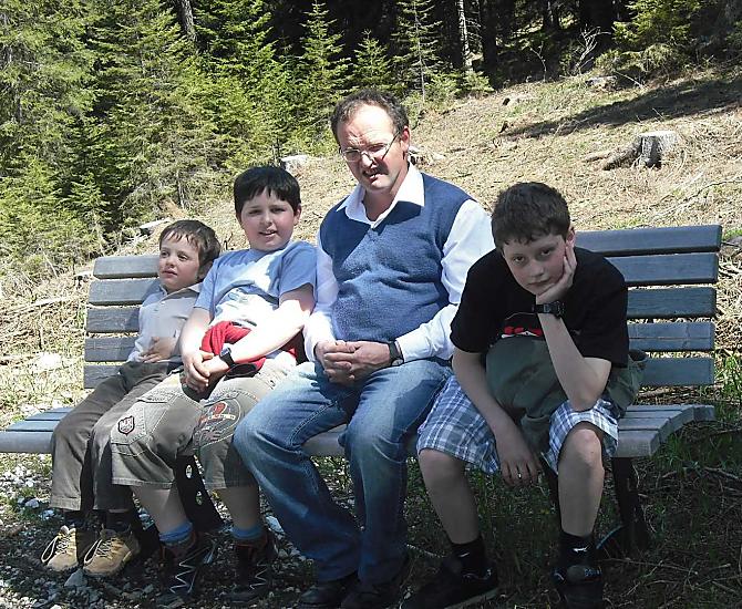 Rolnik Andreas z dziecmi Lukasem, Georgem i Simonem