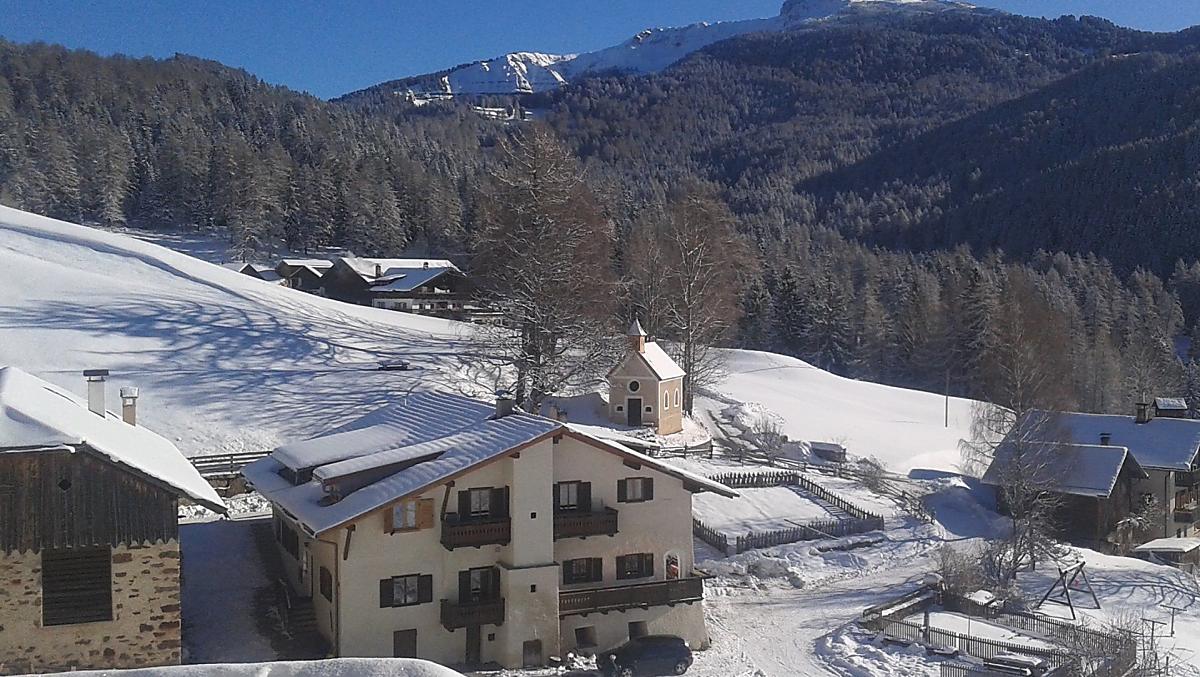 Thomaserhof zima z lokalna góra Weisshorn w tle