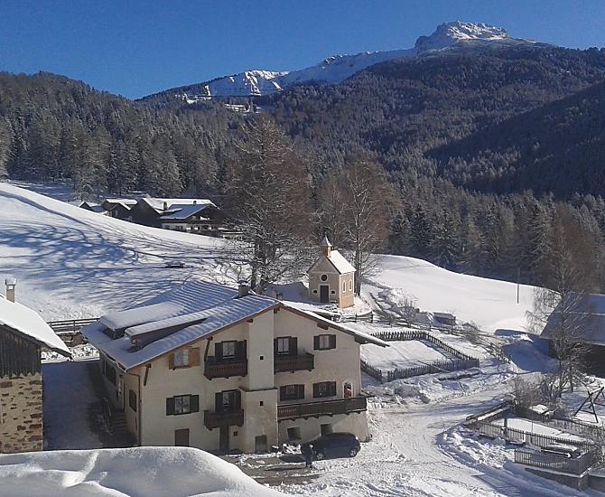 Thomaserhof zima z lokalna góra Weisshorn w tle