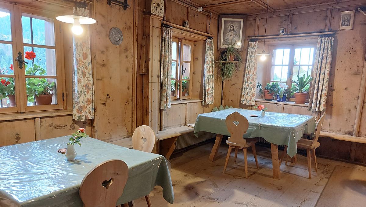 Pokój dzienny urzadzony w szwajcarskim kamieniu z drewna sosnowego