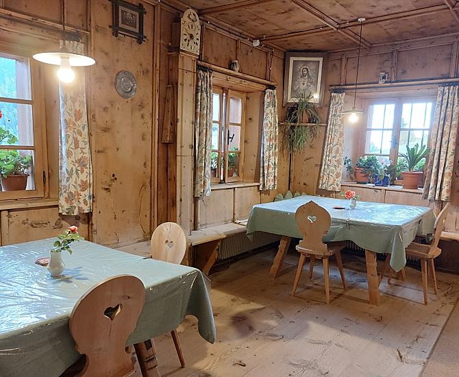 Pokój dzienny urzadzony w szwajcarskim kamieniu z drewna sosnowego