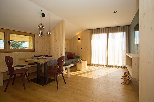 Przestronny salon w mieszkaniu wakacyjnym Hirzer