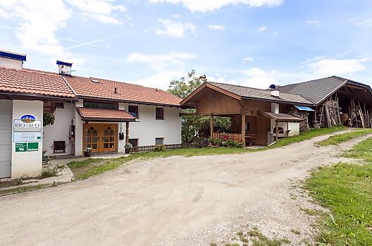 Strefa wejsciowa. Tuz obok stodoly znajduje sie nasz piec z przytulnym siedzeniem i sklepem rolniczym.