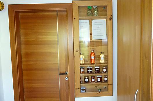 W strefie wejsciowej kazdego apartamentu znajduje sie skrzynka z produktami, z której Goscie moga zabrac domowe wyroby.