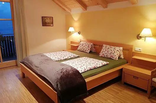 W pelni wyposazone apartamenty wakacyjne na wakacje, sypialnia z trzema lózkami i lózeczko turystyczne.