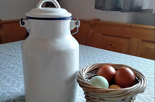 Frische Milch und Eier zum Frühstück