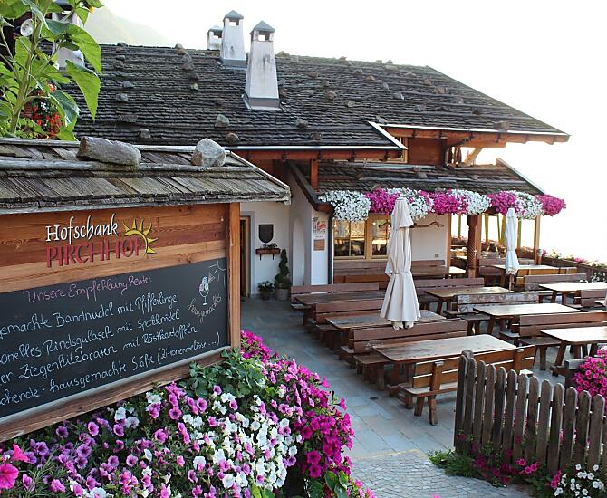 Panoramiczny taras z widokiem na krajobraz wokól Merano
