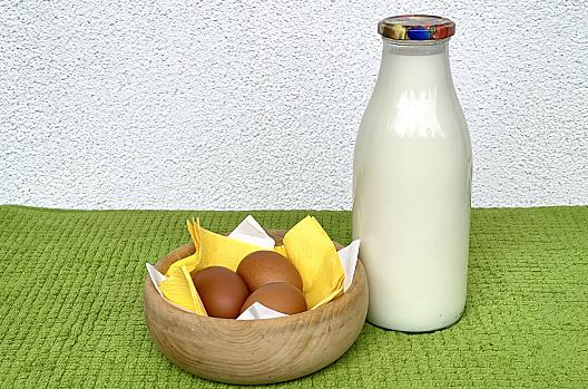 Swieze jaja z wolnego wybiegu i zdrowe mleko krowie