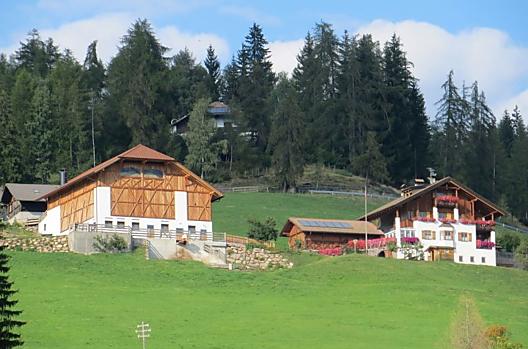 Obiekt Untertreidnerhof polozony jest na wysokosci 1350 m w miejscowosci Oberinn am Ritten, w otoczeniu lak i lasów z widokiem na Dolomity.