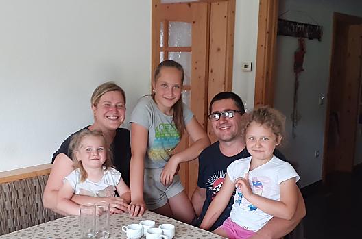 Nasza rodzina: rolnik Isidor i żona rolnika Elisabeth z córkami Anną, Leną i Mią.