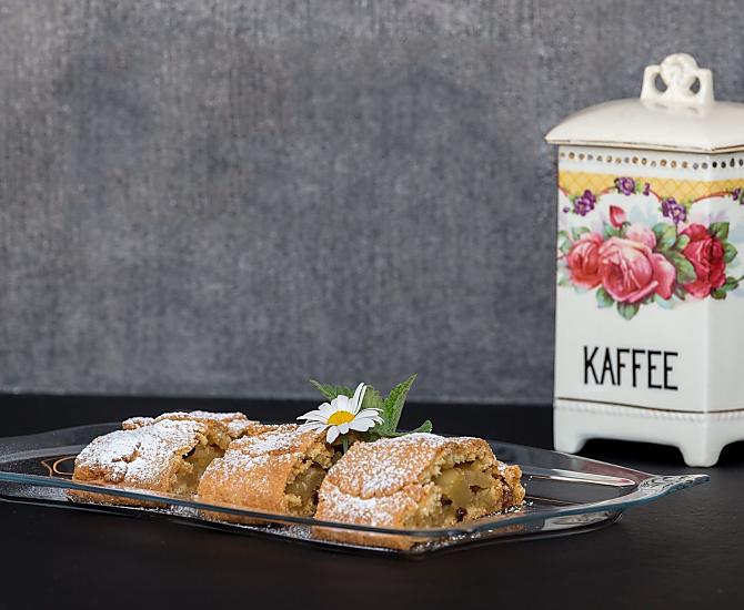 Domowy strudel ze swiezymi jablkami na sniadanie