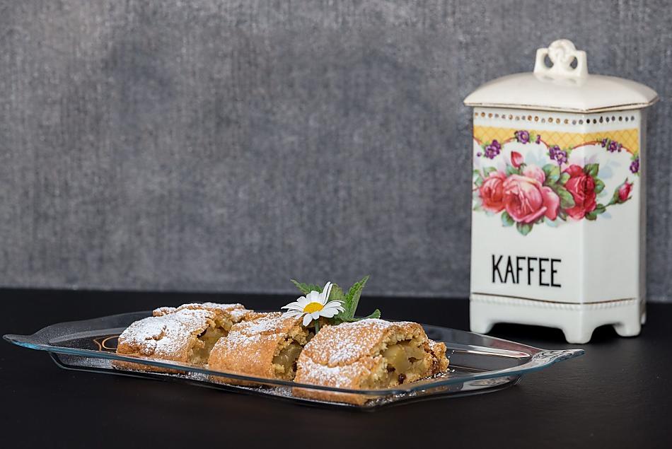 Domowy strudel ze swiezymi jablkami na sniadanie