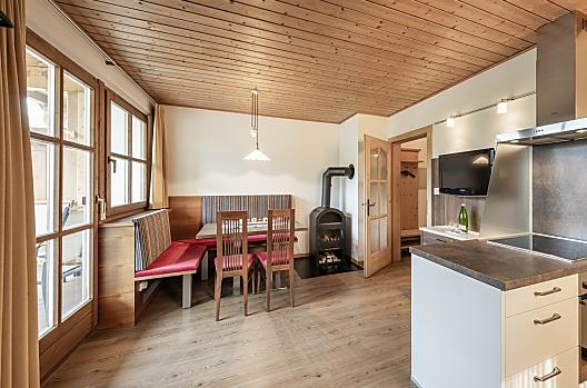 Salon z kominkiem w apartamencie Royal Gala
