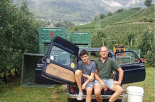 Sepp i jego syn Maximilian zbieraja jablka Gala w sierpniu