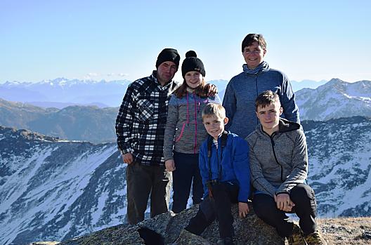 Christian, Vera, Silvia, Felix i Patrick na Trzech Stawach (2488 m) w listopadzie 2020 r.